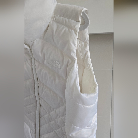The North Face | Women's 550 down vest in White, size S - Picture 7 of 12